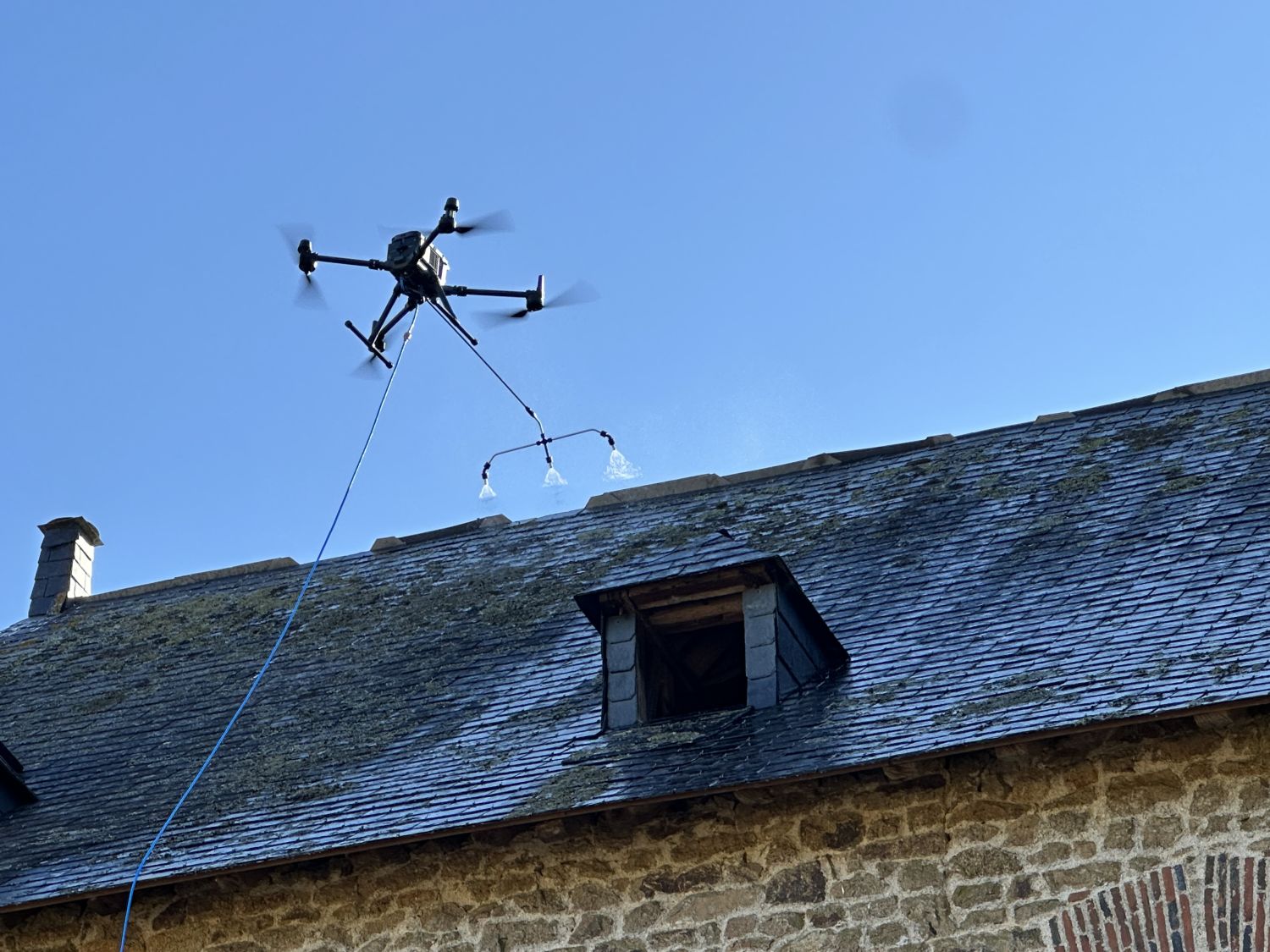 Service de nettoyage par DRONE : un nettoyage rapide, sans nacelle ni échafaudage. 