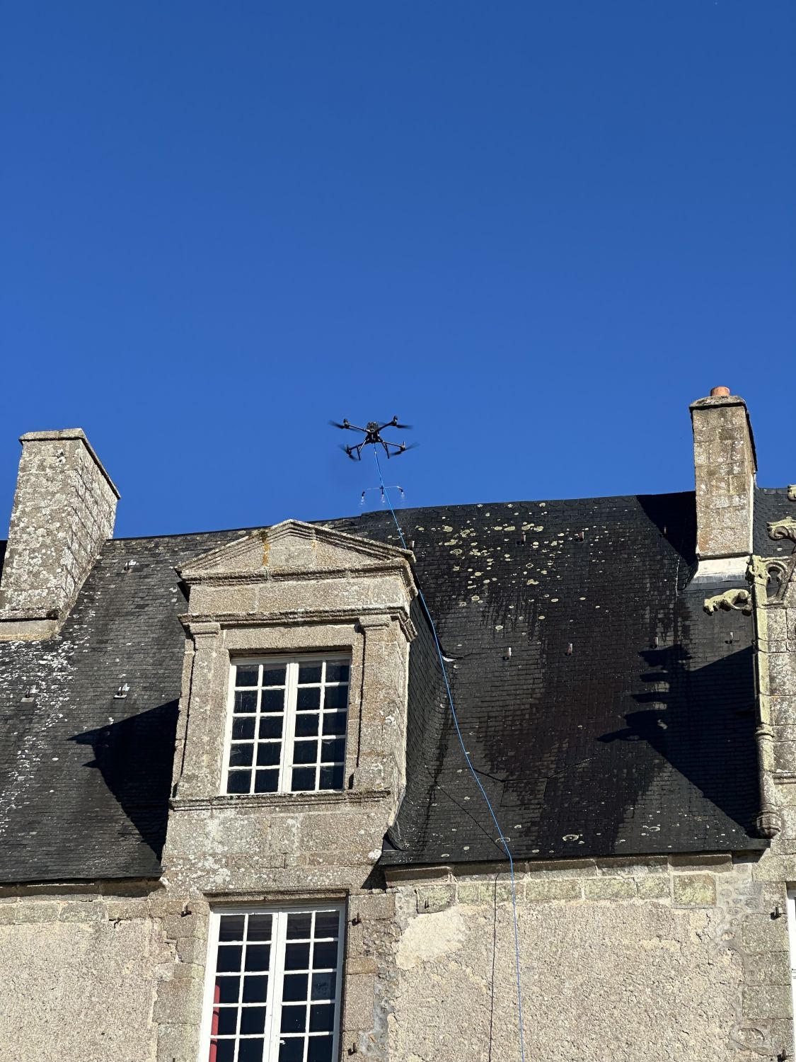 Service de nettoyage par DRONE : un nettoyage rapide, sans nacelle ni échafaudage. 